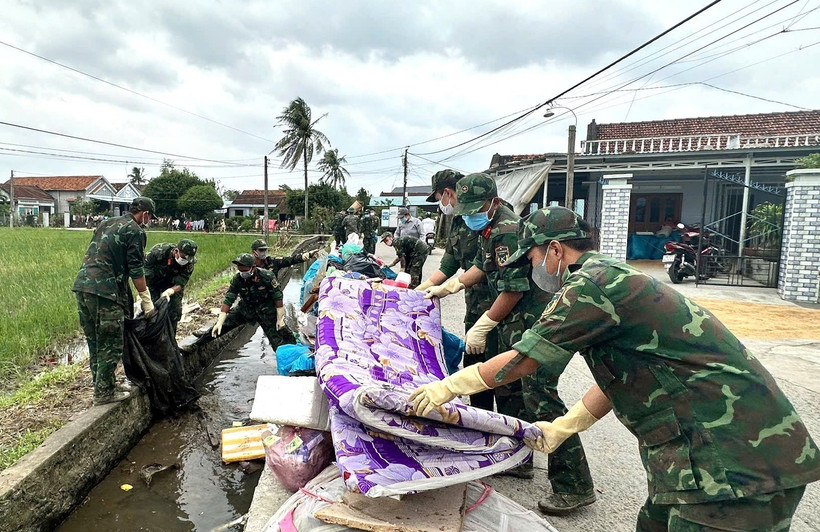 Soldiers help flood-hit communities clean up in Hoa Thinh commune, Dak Lak province. (Photo: VNA)