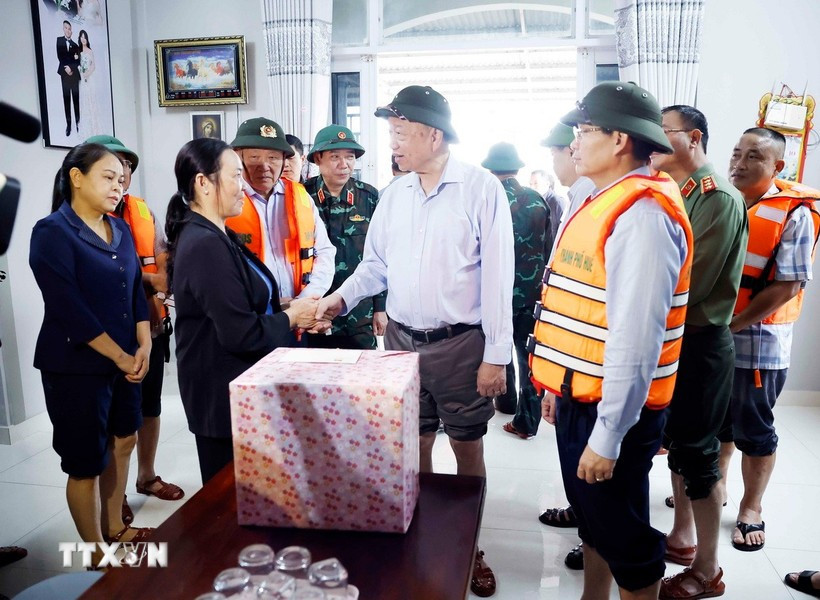 Party General Secretary To Lam visits and presents gift to an affected family in Hue city. (Photo: VNA)