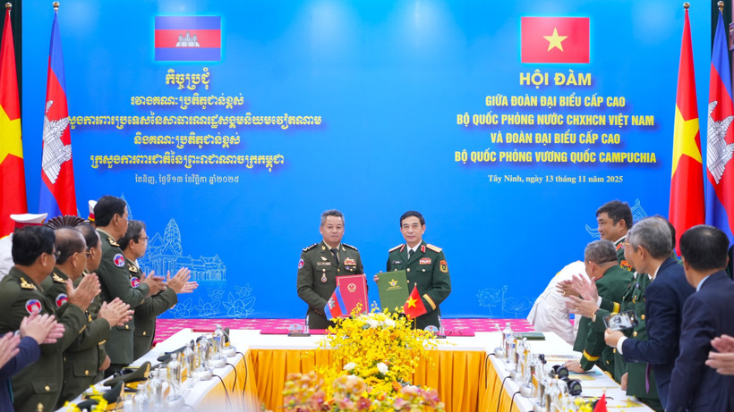 At the talks between Vietnamese Minister of National Defence General Phan Van Giang (R) and Cambodian Deputy Prime Minister and Minister of National Defence General Tea Seiha on November 13. (Photo: VNA)