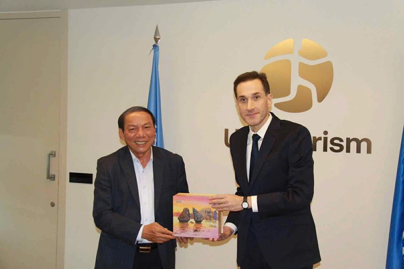 Minister of Culture, Sports and Tourism Nguyen Van Hung (left) presents a gift to Beka Jakeli, Chief of External Relations at UN Tourism. (Photo: The Ministry of Culture, Sports and Tourism)