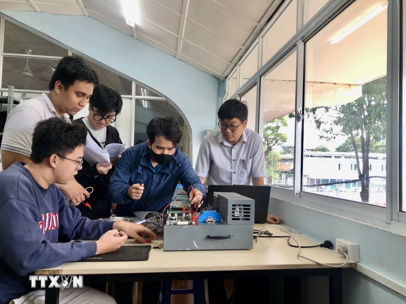 Students of the University of Technology – Vietnam National University, Ho Chi Minh City practice applying high technology (Photo: VNA)