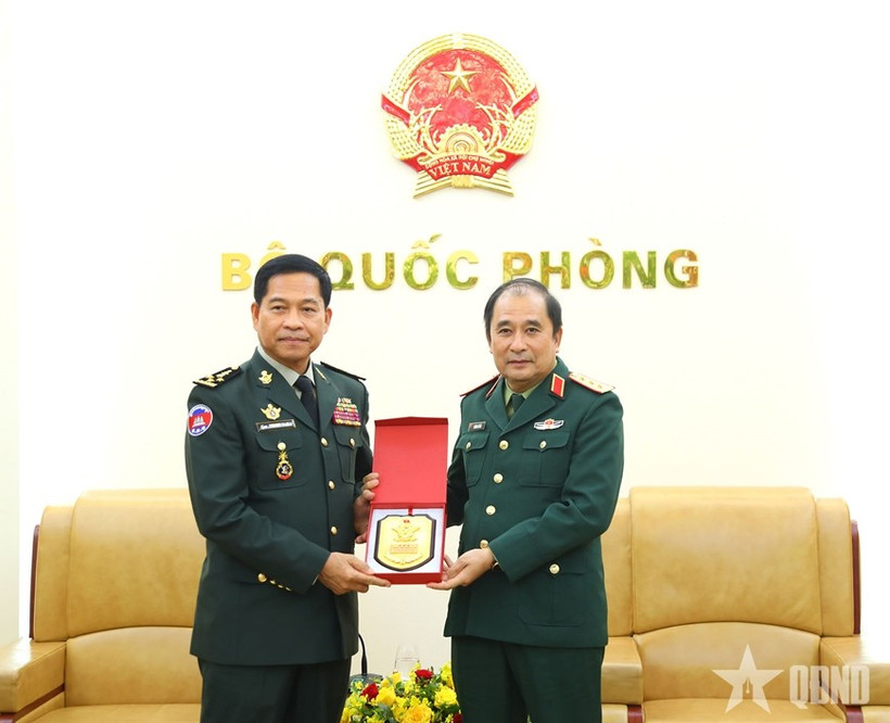 Deputy Chief of the General Staff of the Vietnam People’s Army Sen. Lieut. Gen Phung Sy Tan presents a souvenir to Gen. Phorn Nara, Secretary General of the National Authority for the Prohibition of Chemical, Nuclear, Biological and Radiological Weapons of Cambodia (CBRNE) in Hanoi on December 23 (Photo: qdnd.vn)