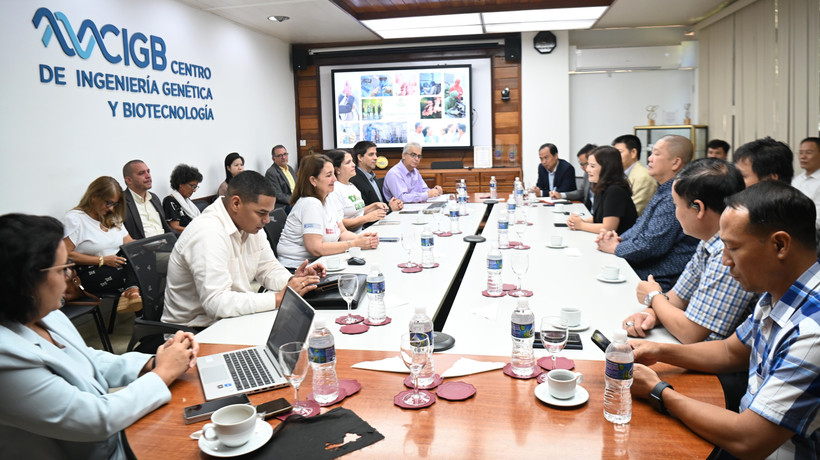 Scene of the working session between the Vietnamese delegation and Cuba’s Centre for Genetic Engineering and Biotechnology (CIGB) (Photo: VNA)