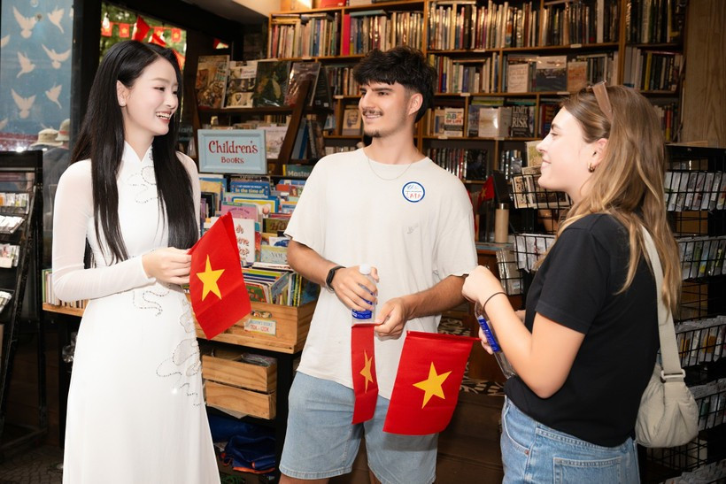 US tourists visiting Ho Chi Minh City are given Vietnam’s flags as souvenirs. (Photo: VietnamPlus)