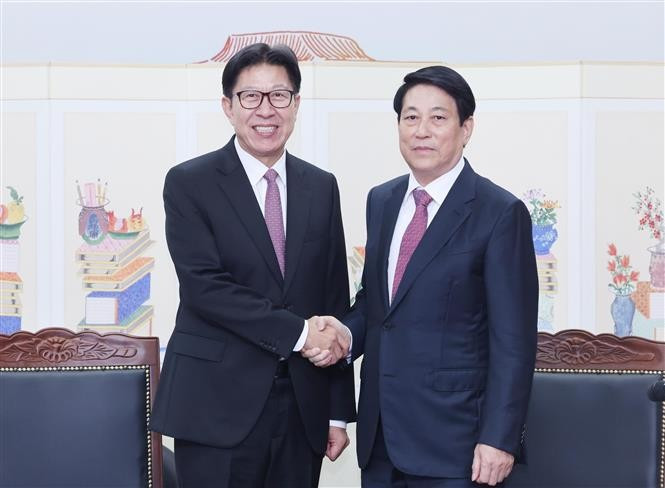 State President Luong Cuong (right) meets with Mayor of Busan city Park Heong-joon on November 1, 2025 . (Photo: VNA)