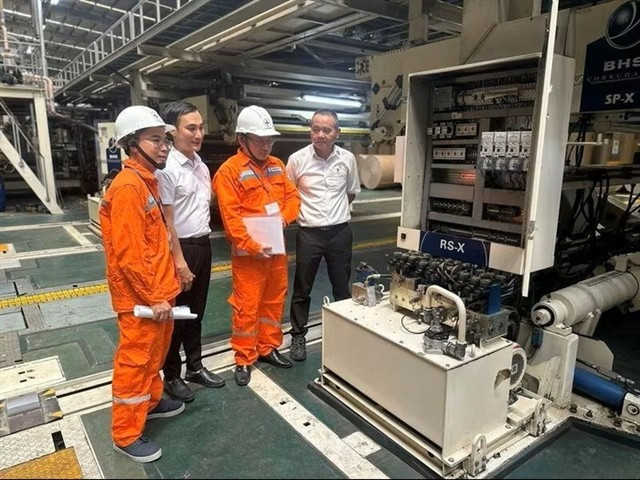 EVN engineers inspect electrical equipment at a factory in Hanoii (Photo: VNA)