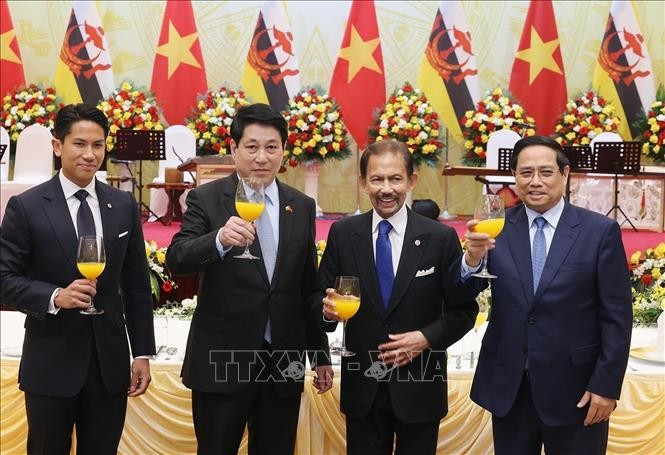 From left: Prince of Brunei Abdul Mateen, State President Luong Cuong, Sultan of Brunei Haji Hassanal Bolkiah, and Prime Minister Pham Minh Chinh at the state banquet held in honour of the Sultan in Hanoi on December 1. (Photo: VNA)