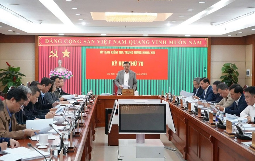 Tran Sy Thanh, a member of the Party Central Committee and head of its Inspection Commission, chair the commission's 70th meeting in Hanoi on December 16. (Photo: VNA)