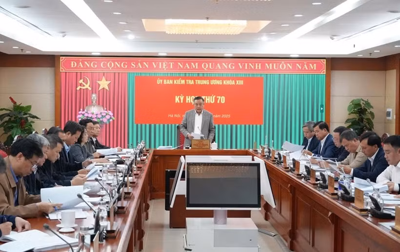 Tran Sy Thanh, a member of the Party Central Committee and head of its Inspection Commission, chair the commission's 70th meeting in Hanoi on December 16. (Photo: VNA)