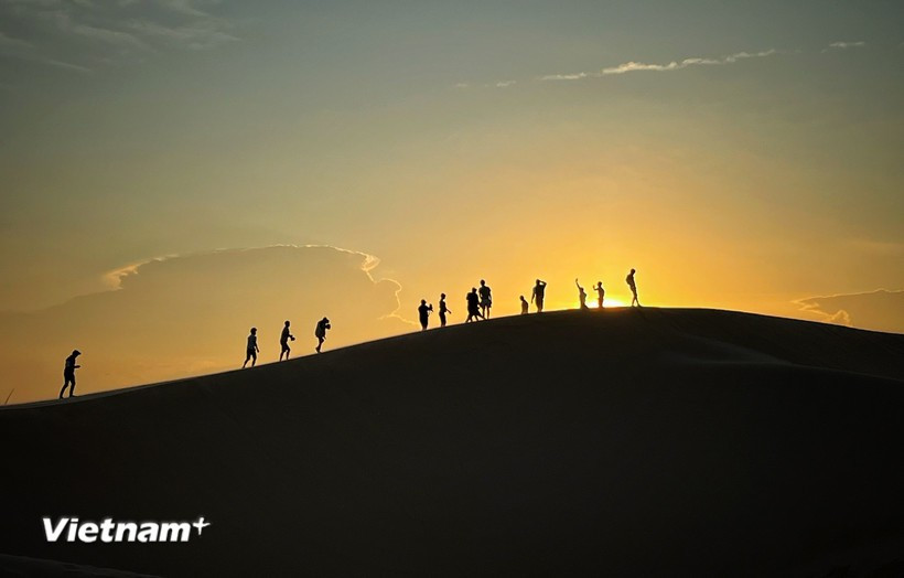 Sand dunes in Mui Ne at sunset. (Photo: VNA)