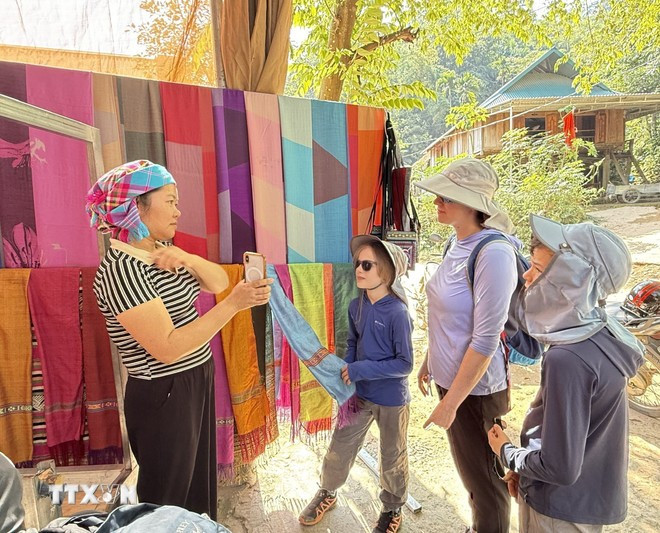 Handcrafted brocade products of Lan Ngoai village are popular with tourists, especially foreigners. (Photo: VNA)