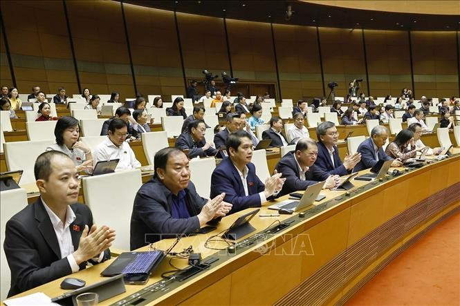 NA deputies vote to pass laws and resolutions (Photo: VNA)