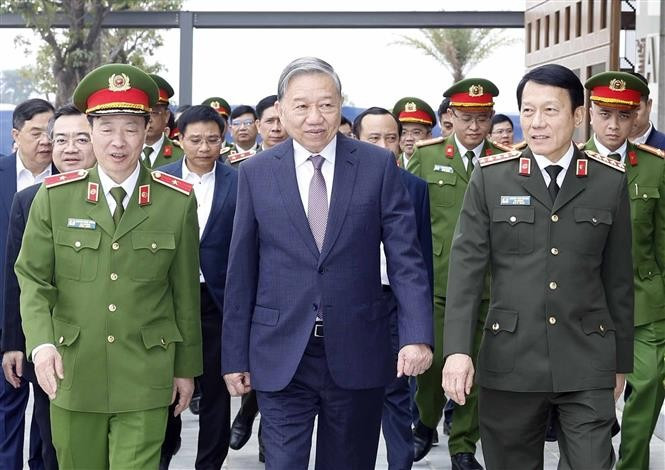 Party General Secretary To Lam (centre) during a working visit to the National Data Centre No.1 at Hanoi's Hoa Lac Hi-Tech Park on December 29. (Photo: VNA)
