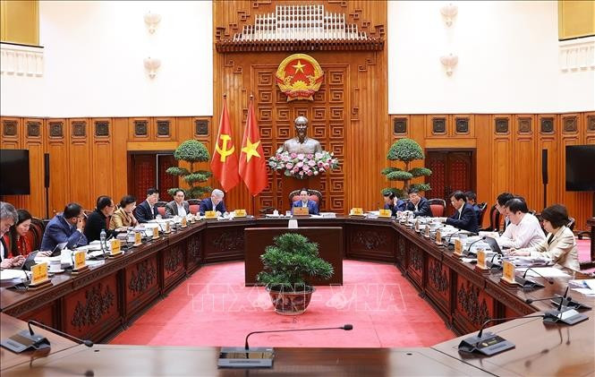 Prime Minister Pham Minh Chinh chairs the meeting with Deputy PMs and leaders of ministries and government agencies on December 5 to discuss the development of free trade zones in localities and a national oil refining, petrochemical, and energy centre at the Dung Quat Economic Zone. (Photo: VNA) 
