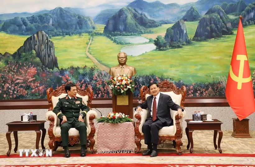 Vietnamese Minister of National Defence General Phan Van Giang (L) meets with Party General Secretary and President of Laos Thongloun Sisoulith in Vientiane on October 14, 2025. (Photo: VNA)