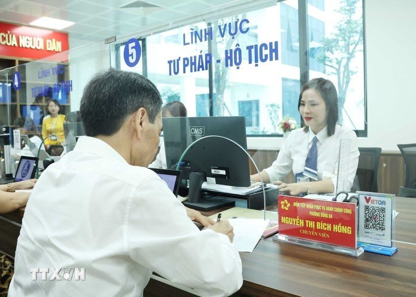 Officials at Dong Da Ward Public Administrative Service Centre receive and process administrative procedures for people at 71 Ton Duc Thang Street (Photo: VNA)