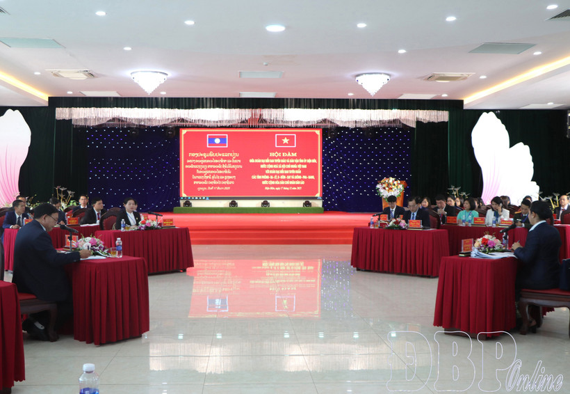 At the meeting between the Dien Bien Party Committee’s Commission for Information, Education and Mass Mobilisation and the propaganda information and training commissions of the Party committees of the Lao provinces of Phongsaly, Oudomxay and Luang Prabang, held in Vietnam's northwestern mountainous province on December 17. (Photo: dienbientv.vn)