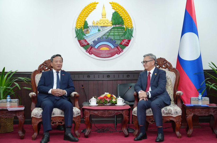 Lao Foreign Minister Thongsavanh Phomvihane (right) hosts a reception for Vietnamese Ambassador to Laos Nguyen Minh Tam on October 9 (Photo: VNA)
