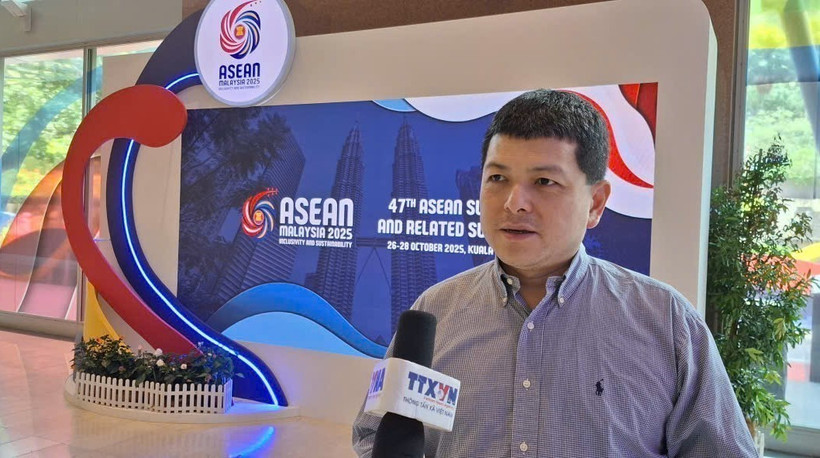 Ei Sun OH, a principal adviser at the Pacific Research Centre of Malaysia, talks to the Vietnam News Agency's correspondents in Kuala Lumpur (Photo: VNA)