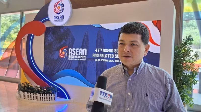 Ei Sun OH, a principal adviser at the Pacific Research Centre of Malaysia, talks to the Vietnam News Agency's correspondents in Kuala Lumpur (Photo: VNA)