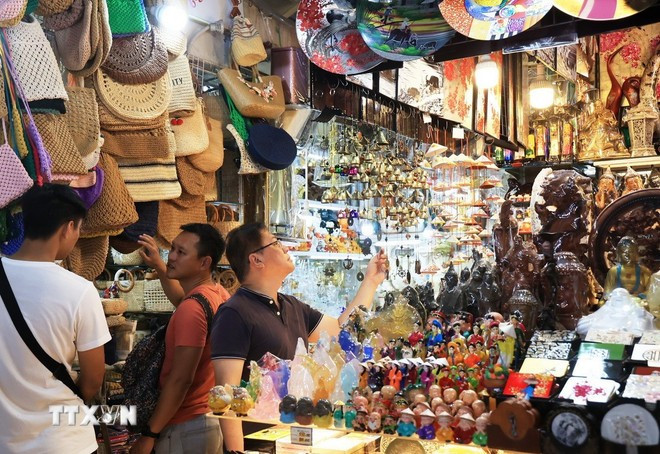 Visitors at Ben Thanh market (Photo: VNA)