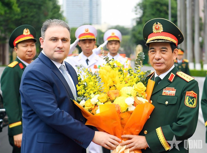 Minister of National Defence Gen. Phan Van Giang (R) welcomes Minister of Defence Industry of Azerbaijan Vugar Mustafayev on December 25. (Photo: qdnd.vn)