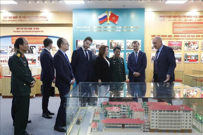 First Deputy Speaker of the Federation Council of the Russian Federal Assembly Andrey Vladimirovich Yatskin (2nd from right) visits the hall of tradition of the Joint Vietnam-Russia Tropical Science and Technology Research Centre in Hanoi on December 2 (Photo: VNA)
