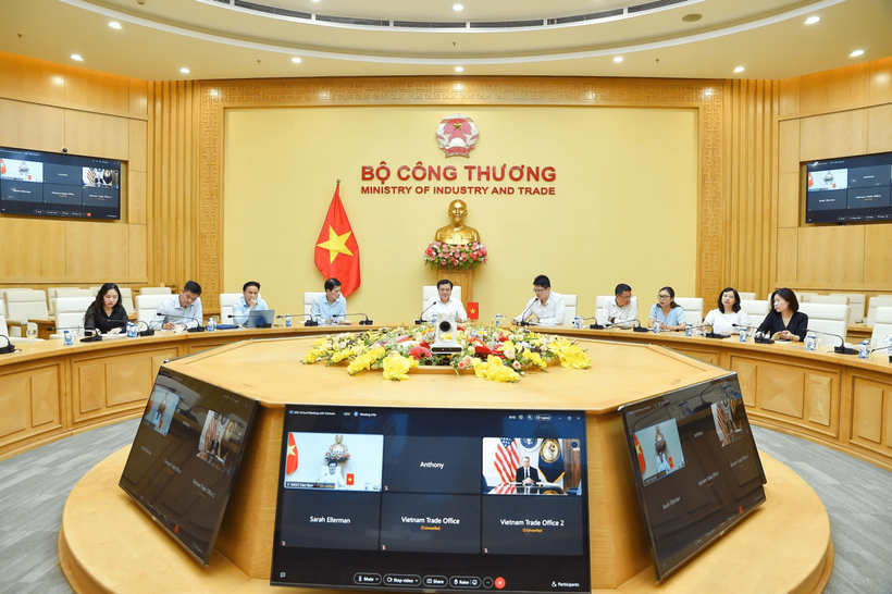 Deputy Minister of Industry and Trade Nguyen Sinh Nhat Tan holds a virtual call with Deputy US Trade Representative Bryan R. Switzer on October 14. (Photo: moit.gov.vn)
