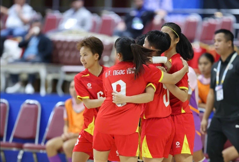 In the women’s futsal final, Vietnam deliver a dominant performance, defeating Indonesia 5-0 to claim their first-ever SEA Games gold medal after finishing runners-up in five consecutive editions. (Photo: VNA)