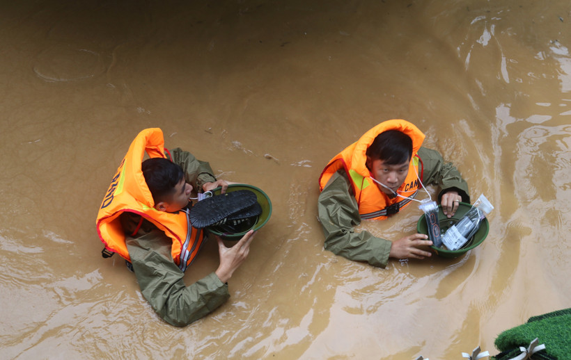 Cao Bang provincial authorities support people in a flooded area. (Photo: VNA)
