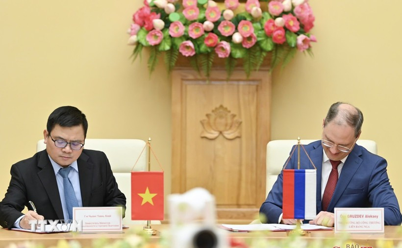 The signing ceremony of an MoU between the Vietnamese Ministry of Industry and Trade and Russia on scientific research, technology development, and innovation cooperation in the industrial sector. (Photo: VNA)