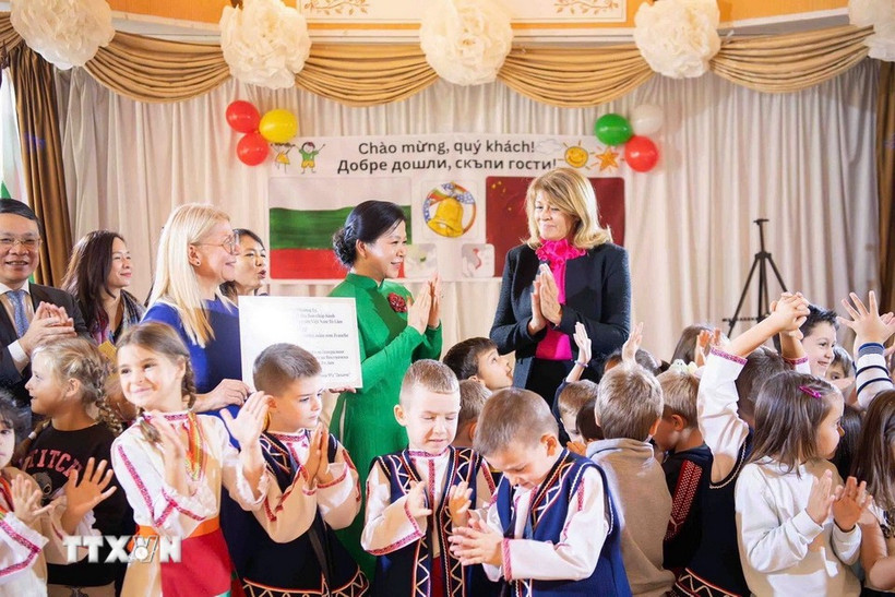 Ngo Phuong Ly (in green), spouse of Party General Secretary To Lam and Desislava Radeva, spouse of Bulgarian President Rumen Radev (right) meet with children at the Zvanche Kindergarten No. 2 in the capital Sofia on October 23 (Photo: VNA)