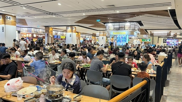 People dine at a shopping mall in Hanoi. (Photo: VNA)