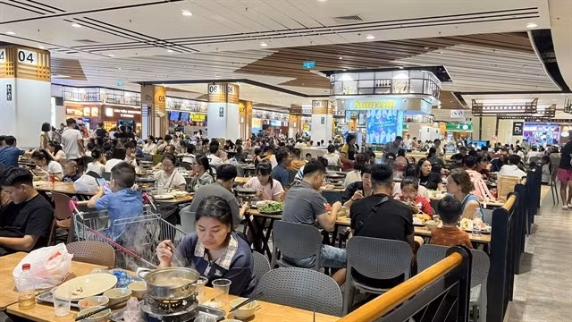 People dine at a shopping mall in Hanoi. (Photo: VNA)