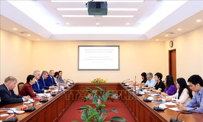 The working session between the Vietnam News Agency and the delegation from Russia’s St. Petersburg administration in Hanoi on October 1 (Photo: VNA)