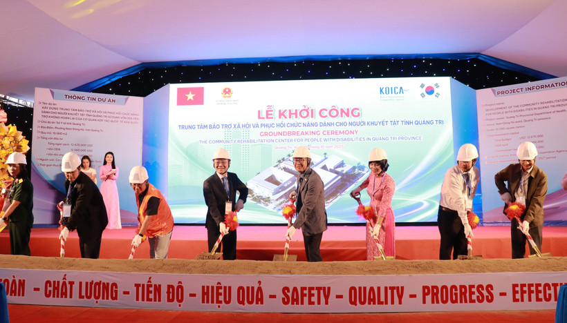 Delegates at the ground-breaking ceremony of the social protection and rehabilitation centre for persons with disabilities (PWD) in Nam Dong Ha ward, Quang Tri province. (Photo: VNA)