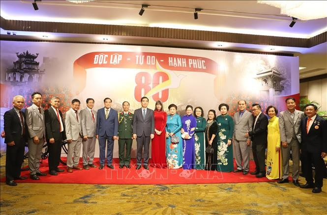 Vietnamese Ambassador to Thailand Pham Viet Hung (centre) and his wife pose for a group photo with Vietnamese in Bangkok and surrounding areas at the ceremony (Photo: VNA)
