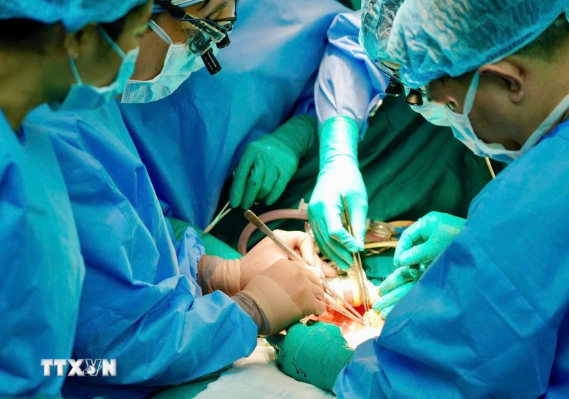 A surgery performed by doctors of Ho Chi Minh City University of Medicine and Pharmacy Hospital (Photo: VNA)