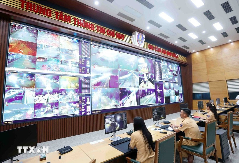 Police offiers mornitor the traffic through AI camera (Photo: VNA)
