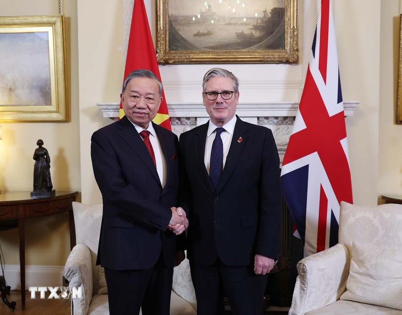 General Secretary of the Communist Party of Vietnam (CPV) Central Committee To Lam (left) shakes hands with British Prime Minister Keir Starmer. (Photo: VNA)