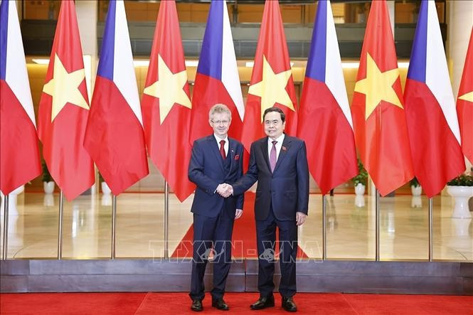 National Assembly Chairman Tran Thanh Man (R) welcomes President of the Senate of the Czech Republic’s Parliament Milos Vystrcil (Photo: VNA)