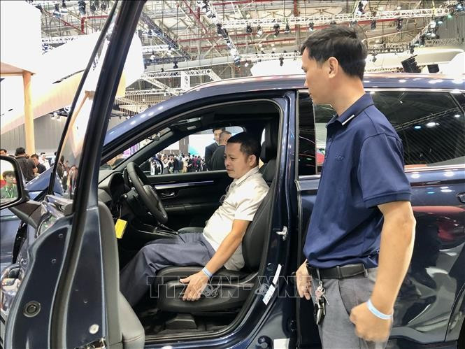 VAMA members sold 30,688 vehicles of all types in September, up 18% from August but down 16% year-on-year. (Photo: VNA)