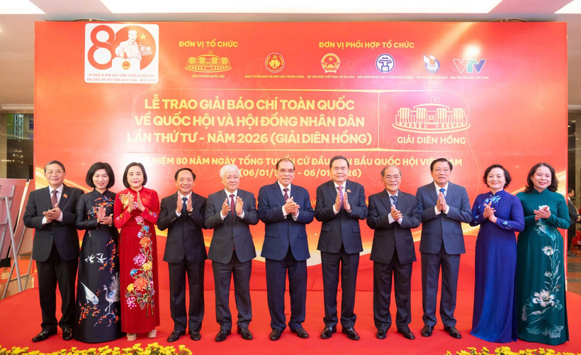 NA Chairman Tran Thanh Man and other leaders, former leaders at the 4th Dien Hong Awards honouring journalistic works on the NA and People’s Councils in Hanoi on December 18, 2025. (Photo: daibieunhandan.vn)
