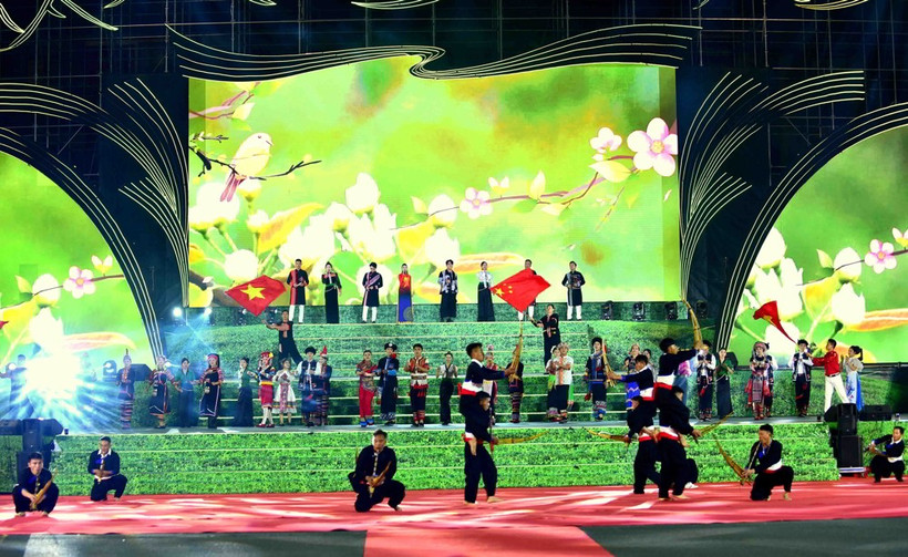 A performance at the Vietnam – China cultural exchange night held as part of the Lai Chau tourism and culture week 2024. (Photo: VNA)