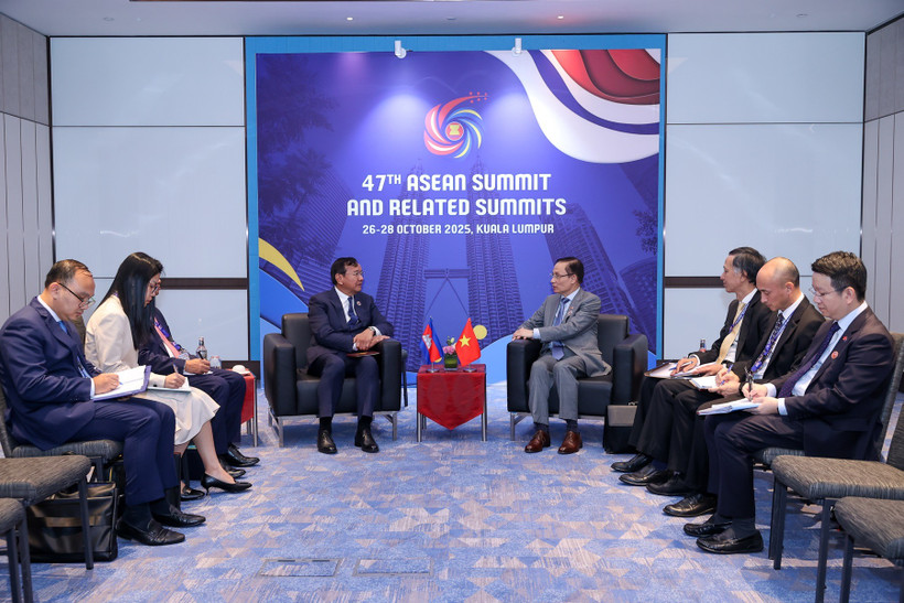 The meeting between Minister of Foreign Affairs Le Hoai Trung and Cambodian Deputy Prime Minister and Minister of Foreign Affairs and International Cooperation Prak Sokhonn in Kuala Lumpur on October 27 (Photo: VNA)