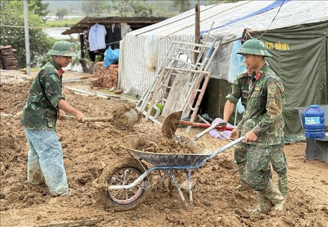 Soldiers of Division 315 helping build a house for a flood-hit family in Dak Lak (Photo: VNA)