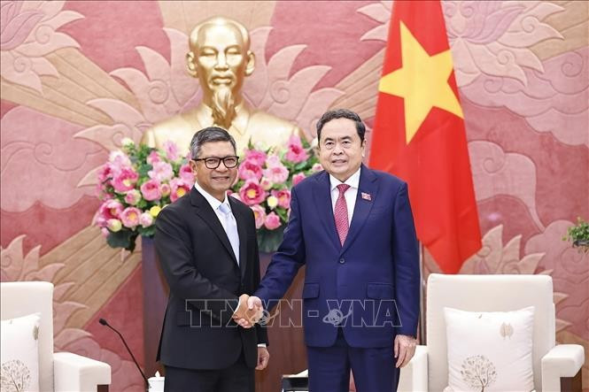 National Assembly Chairman Tran Thanh Man (right) receives Indonesian Ambassador to Vietnam Denny Abdi on October 30. (Photo: VNA)