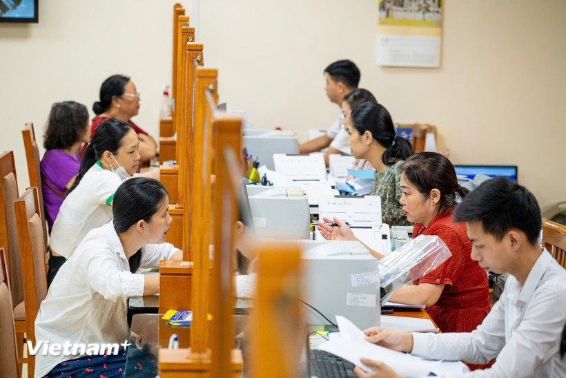 As of September 15, a total of 741 administrative procedures have been decentralised or delegated from central to local authorities. (Photo: VietnamPlus)