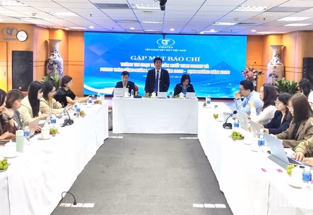 Vinatex holds a briefing in Hanoi on December 24. (Photo: VNA)