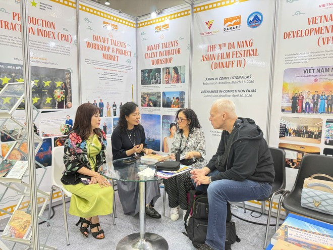 Representatives of the Vietnam Film Development and Promotion Association (VFDA) introduces Vietnamese film projects to investors and cinema professionals. (Photo: VFDA/VietnamPlus)